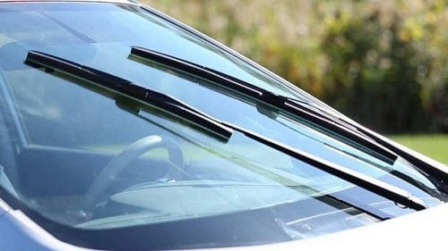 Cần gạt nước tự động giúp kính chắn gió luôn sạch, đảm bảo tầm nhìn khi lái xe ô tô