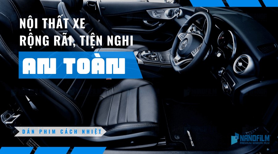 Người phụ nữ đứng cạnh xe Hyundai Accent màu đỏ, thể hiện tiêu chí chọn tên các dòng xe ô tô cho phái nữ