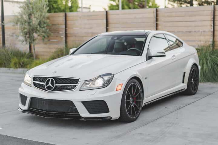 Xe ô tô Mercedes C63 AMG 2012 mạnh mẽ trên đường