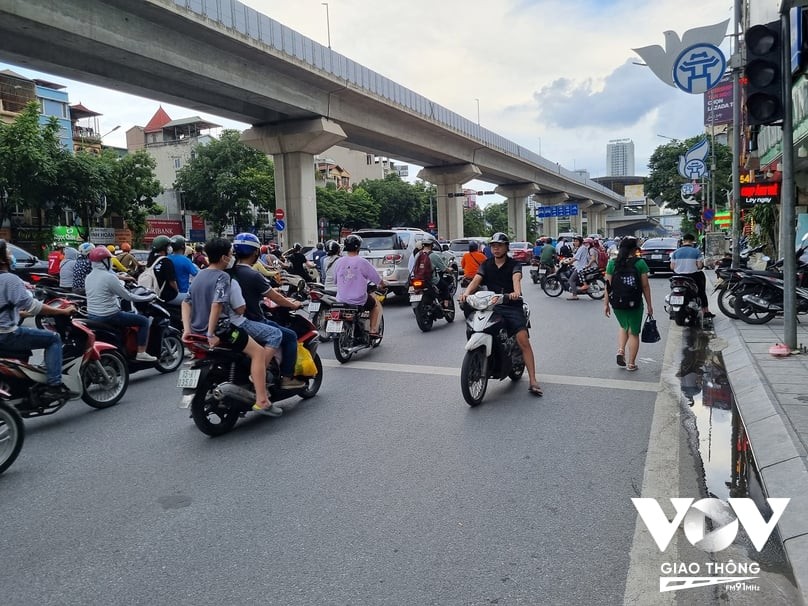 Cảnh quan đường Nguyễn Trãi với dòng xe máy và ô tô hỗn loạn, cho thấy nhu cầu cấp thiết về tổ chức giao thông
