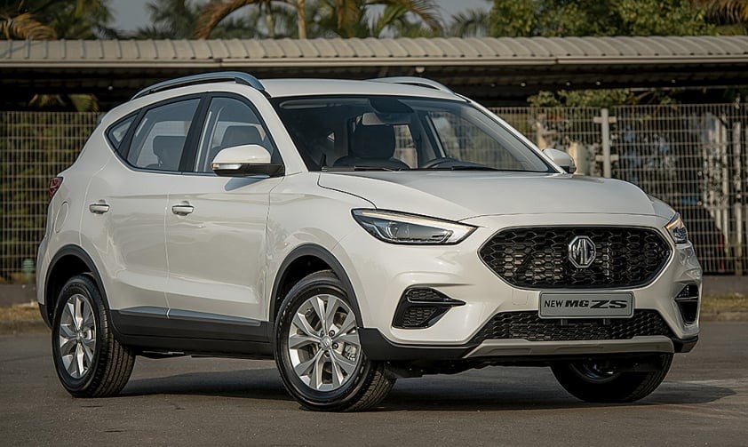 MG ZS màu đỏ đang di chuyển trên con đường đô thị