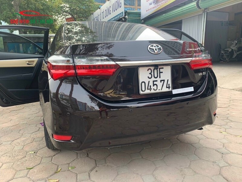Cụm đèn hậu LED của xe ô tô cũ Toyota Corolla Altis 2017 bản E