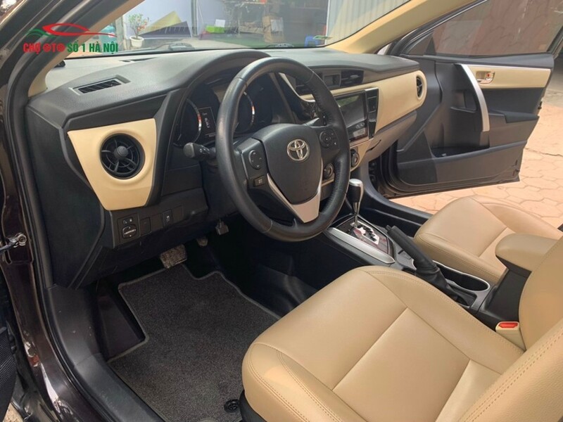 Khoang lái tiện nghi của xe ô tô cũ Toyota Corolla Altis 2017 bản E với màn hình TFT