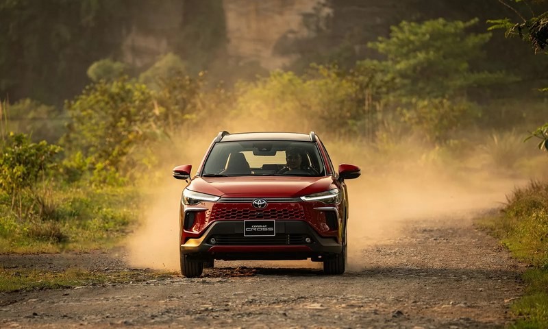 Toyota Corolla Cross 2025 màu trắng di chuyển trên đường, thể hiện phong cách năng động