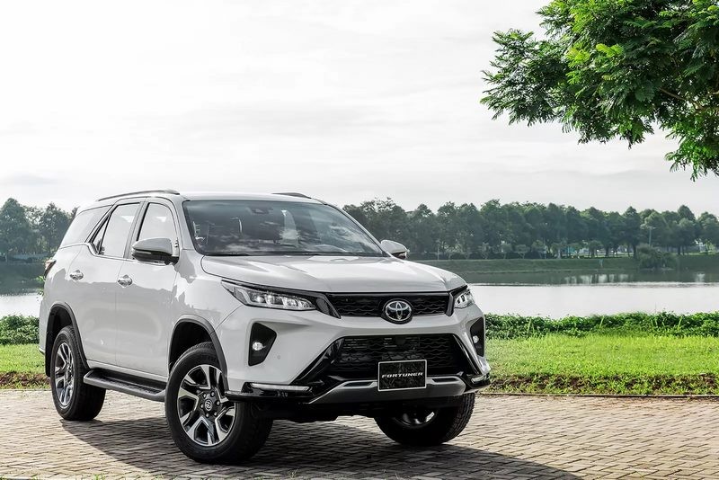 Nội thất Toyota Fortuner 2025 với màn hình giải trí và các tính năng tiện nghi