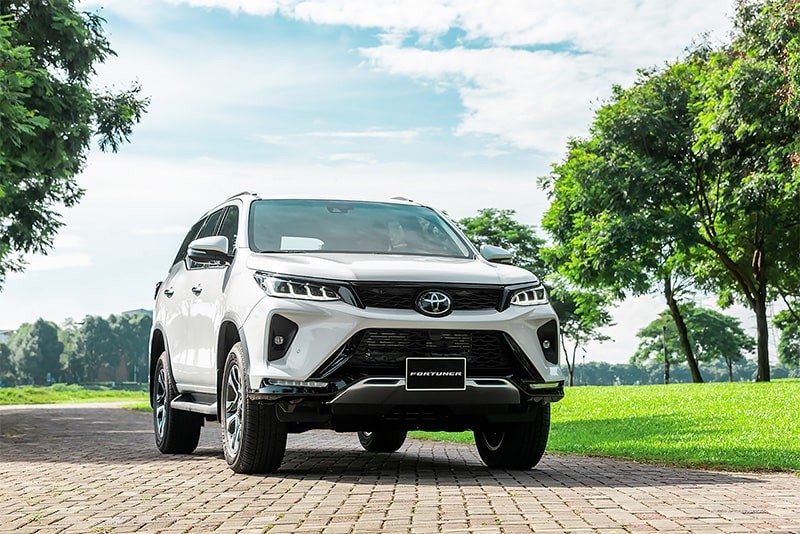 Toyota Fortuner mạnh mẽ trên đường phố