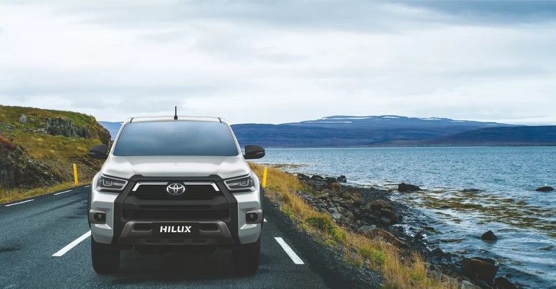Toyota Hilux 2025 màu đen mạnh mẽ, thiết kế bán tải hiện đại