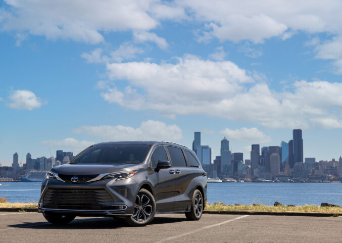 Toyota Sienna Platinum đời mới màu trắng bạc, với thiết kế hiện đại và không gian nội thất rộng rãi.