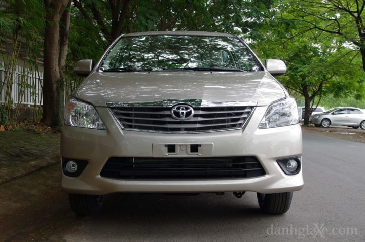 Góc nhìn bên hông xe ô tô Innova 7 chỗ đời 2012, nổi bật kiểu dáng MPV truyền thống