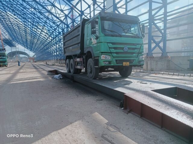 Hệ thống trạm cân ô tô sử dụng phần mềm, minh họa cách công nghệ được tích hợp trong ngành vận tải và dịch vụ đặt xe ô tô