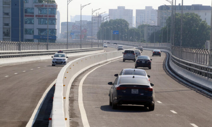 Chọn lộ trình và cách lái xe phù hợp khi trẻ sơ sinh đi ô tô đường dài