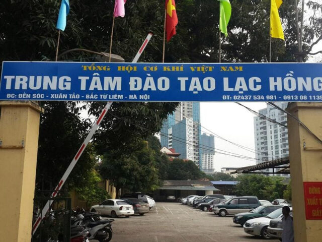 Cận cảnh một chiếc xe ô tô đời mới màu trắng được sử dụng để học lái, tại trung tâm Lạc Hồng