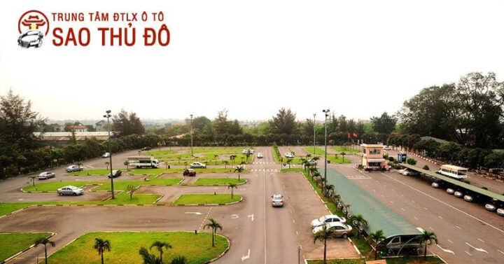 Dãy xe ô tô đậu trên sân tập, sẵn sàng cho các buổi học lái tại trung tâm Sao Thủ Đô