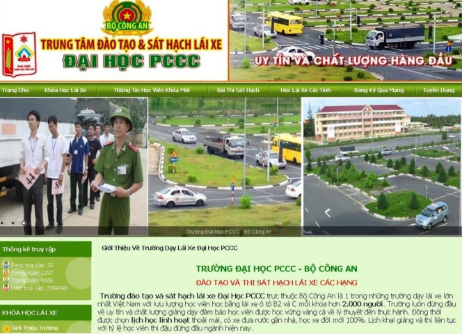Các xe ô tô đang xếp hàng trên sân tập lái, chuẩn bị cho buổi thực hành hoặc thi sát hạch tại trung tâm Đại học PCCC