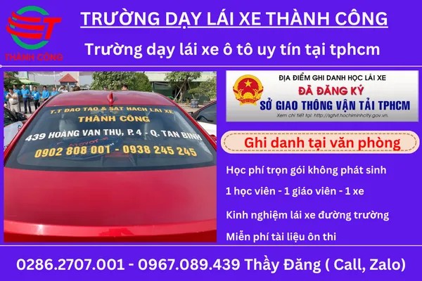 Học viên thực hành lái xe ô tô trên sân tập rộng rãi, chuẩn bị cho kỳ thi sát hạch