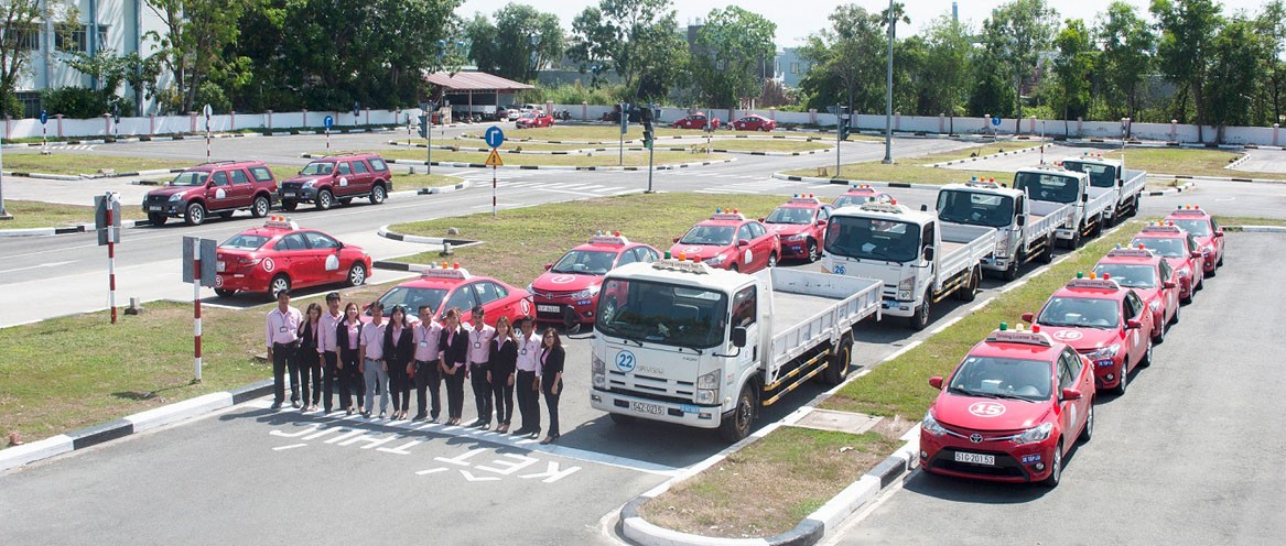 Cơ sở vật chất hiện đại của Trường Dạy Lái Xe Ô Tô Thành Công với sân tập và xe sát hạch
