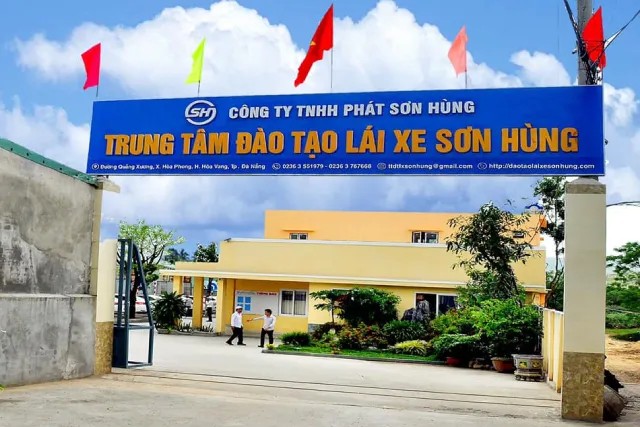 Trung tâm đào tạo lái xe Sơn Hùng Đà Nẵng nổi bật với sân tập được chăm sóc tỉ mỉ và lịch học linh hoạt, chuyên đào tạo lái xe ô tô.