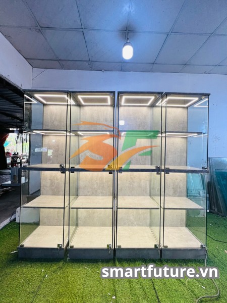 Tủ kệ xe hình ô tô hiện đại với thiết kế kính trong suốt và đèn LED tích hợp, làm nổi bật từng chiếc xe mô hình