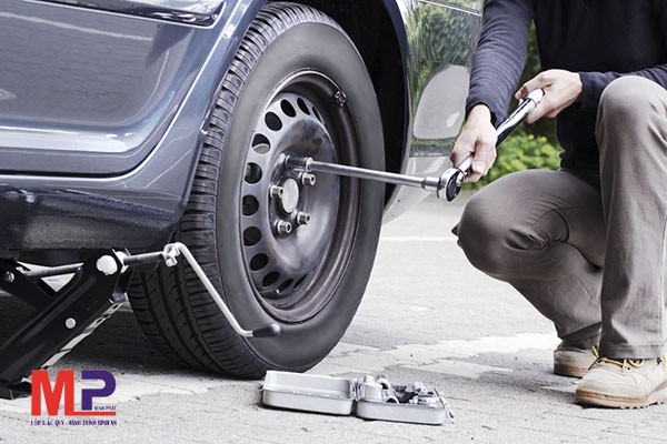 Chuyên gia tư vấn thay lốp xe ô tô an toàn và hiệu quả