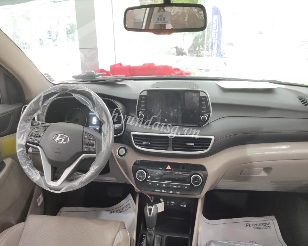 Nội thất xe Hyundai Tucson bản đủ trang bị màn hình AVN và hệ thống giải trí đa phương tiện, thể hiện tiện nghi cao cấp của xe ô tô bản đủ.
