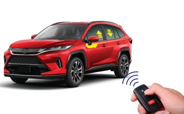 Chủ xe sử dụng điều khiển từ xa để khoá cửa xe ô tô, kích hoạt chức năng tự động lên kính