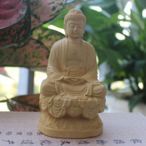 Tượng Phật A Di Đà bằng gỗ Hoàng Dương có mùi thơm dịu, giúp tài xế Giáp Tuất 1994 tập trung và thư thái khi lái xe.