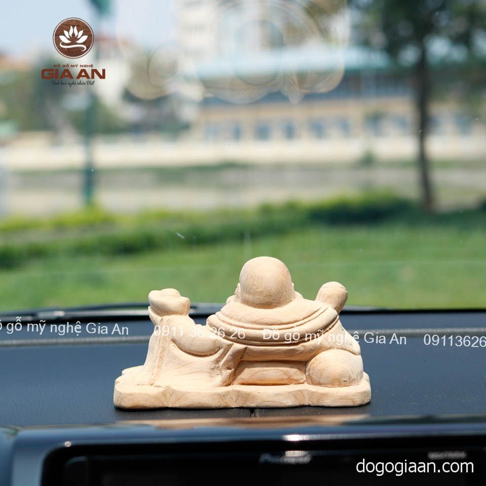 Chi tiết chế tác tinh xảo của tượng gỗ Di Lặc để xe ô tô, thể hiện nụ cười an lạc và đường nét sống động.