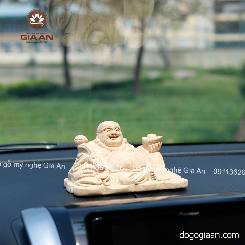 Kích thước nhỏ gọn của tượng gỗ Di Lặc, phù hợp để trên taplo xe ô tô hoặc trang trí bàn làm việc.