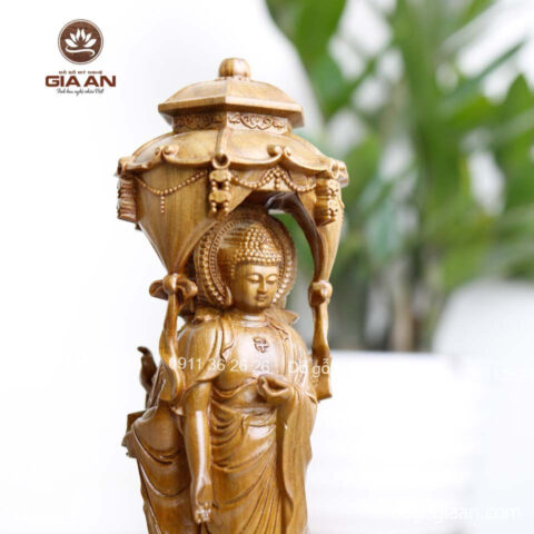 Khuôn mặt Đại Thế Chí Bồ Tát từ gỗ Bách Xanh, biểu tượng trí tuệ cho không gian xe ô tô mặt đứng.