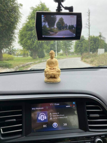 Lưu ý quan trọng khi đặt tượng Phật Di Lặc trên xe ô tô để đảm bảo phong thủy tốt nhất cho tài xế Giáp Tuất 1994.