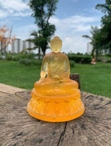 Tượng Phật A Di Đà bằng lưu ly màu vàng, với tư thế Thí Nguyện thủ ấn, tượng trưng cho trí tuệ và sự giác ngộ, hợp với mệnh Hỏa Giáp Tuất 1994.