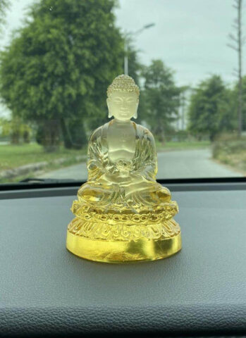 Cận cảnh tượng Phật A Di Đà lưu ly màu vàng rực rỡ, chi tiết tinh xảo, đem lại may mắn cho người lái xe Giáp Tuất.