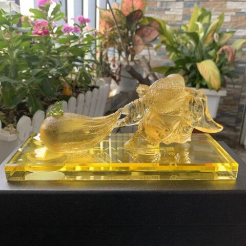 Phật Di Lặc kéo bao tiền và thỏi vàng, thần thái ung dung, thể hiện sự no đủ và may mắn trong kinh doanh cho người tuổi Giáp Tuất.