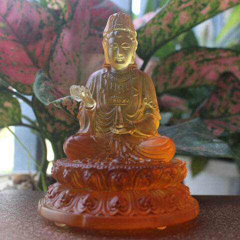 Tượng Quan Âm Bồ Tát thanh tịnh, biểu tượng bình an và tâm linh trên xe ô tô cho mọi lứa tuổi.