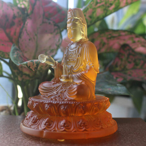 Tượng Quan Âm Bồ Tát tọa sen bằng lưu ly màu xanh lá cây, biểu tượng của sự bình an và thanh lọc cho tài xế Giáp Tuất.