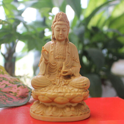 Tượng Quan Thế Âm Bồ Tát bằng lưu ly cao cấp, mang vẻ đẹp thanh thoát, phù hợp để xe ô tô cho tuổi Giáp Tuất 1994.