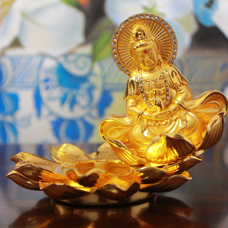 Khay đựng bùa may mắn trên tượng Phật Bà Quan Âm