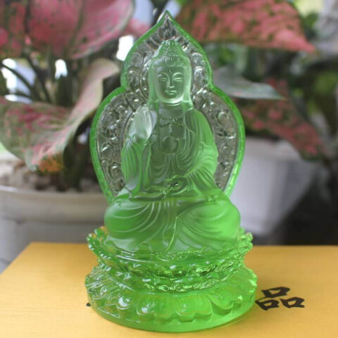 Tượng Quan Âm Bồ Tát với tịnh bình cam lồ, màu xanh lá cây, tượng trưng cho sự cứu rỗi và an lạc trên mọi hành trình cho người Giáp Tuất 1994.