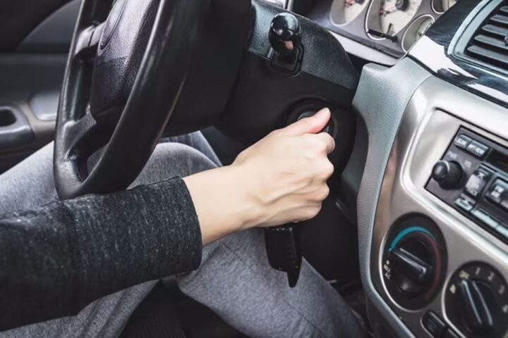 Chìa khóa ô tô đang được vặn để khởi động nhưng xe ô tô đề không nổ