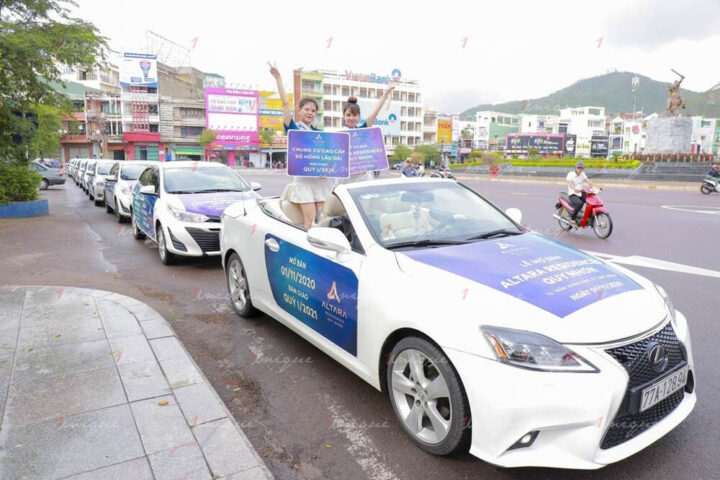 Đoàn xe ô tô mui trần sang trọng diễu hành trên phố
