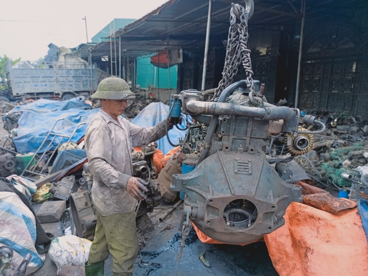 Vận chuyển máy móc ô tô nặng bằng xe cẩu chuyên dụng tại làng mổ xe