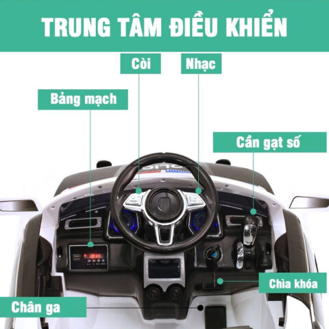 Bé trai vui vẻ lái xe ô tô cảnh sát điện US911