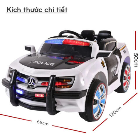 Bé trai hào hứng ngồi trên xe ô tô cảnh sát điện US911