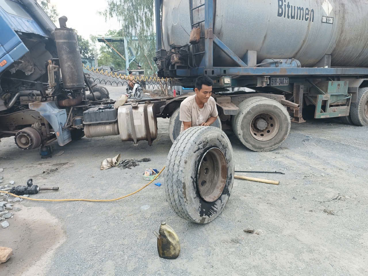 Vá vỏ xe ô tô gần nhất: Quy trình xử lý nhanh khi lốp xe bị xì trên đường
