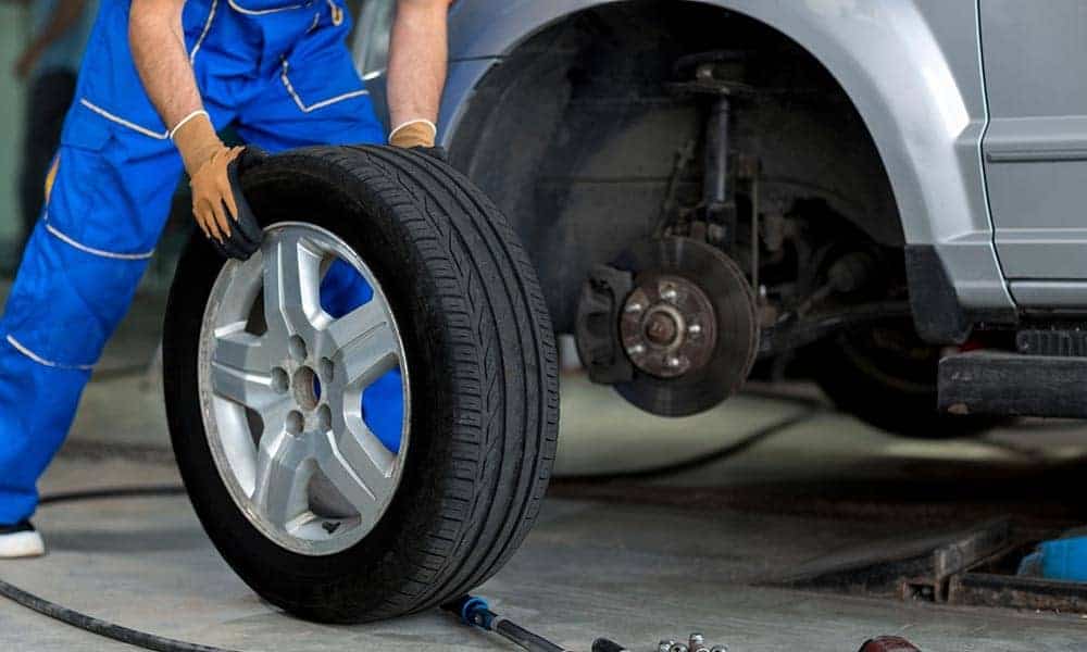 Kiểm tra lốp xe ô tô định kỳ để tuân thủ quy định thay lốp xe ô tô và đảm bảo an toàn vận hành
