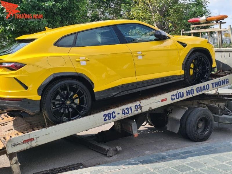 Xe cứu hộ chở xe ô tô con, một phần của dịch vụ vận chuyển xe ô tô
