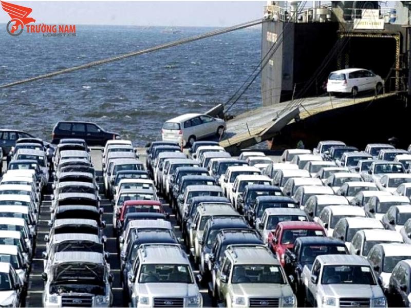 Vận chuyển xe ô tô bằng đường biển với số lượng hàng nghìn chiếc