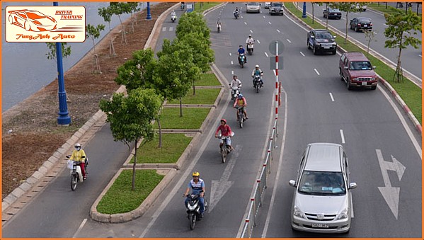 Duy trì đúng làn đường, phần đường là biểu hiện văn hóa lái xe ô tô hiện đại