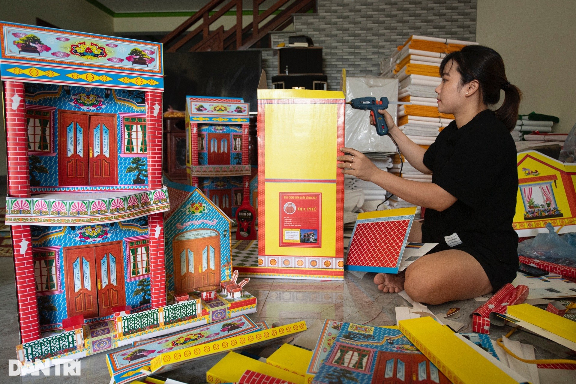 Một góc trưng bày sản phẩm vàng mã đa dạng tại làng nghề, bao gồm cả mô hình điện thoại và ô tô vàng mã hiện đại