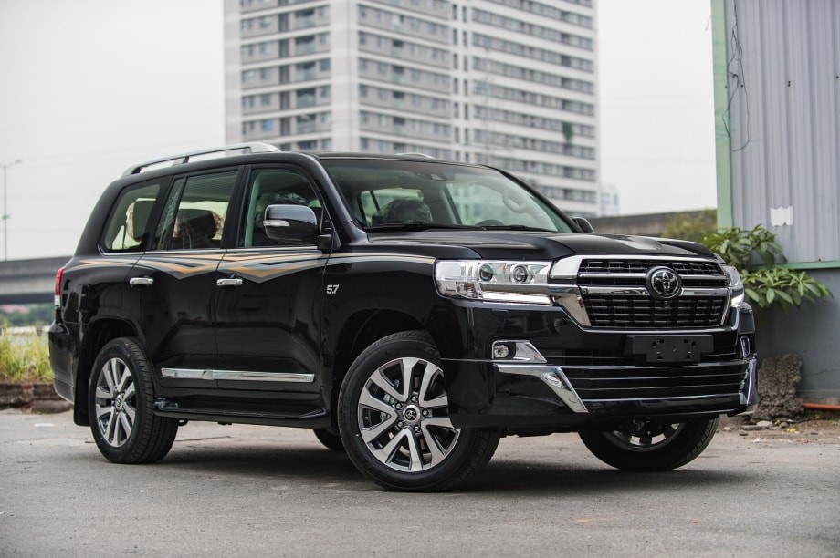 Hình ảnh xe Toyota Land Cruiser thế hệ mới màu đen di chuyển trên địa hình gồ ghề, cho thấy khả năng off-road vượt trội, một yếu tố quan trọng khi xem xét giá xe ô tô Toyota Land Cruiser.